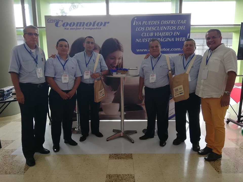 Participantes de la cooperativa Coomotor acompañados del gerente general de Coonfíe, Néstor Bonilla Ramírez.